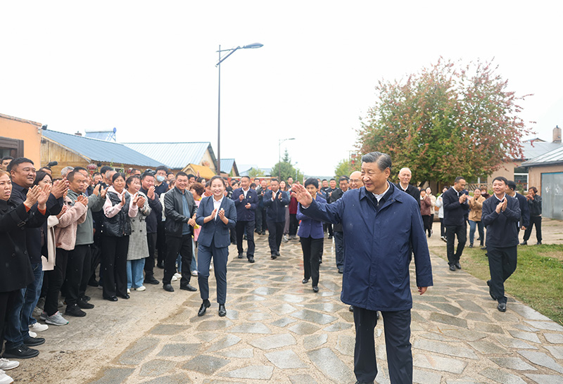 9月6日至8日，中共中央總書記、國家主席、中央軍委主席習(xí)近平在黑龍江考察。這是6日下午，習(xí)近平在大興安嶺地區(qū)漠河市北極村考察時(shí)，向當(dāng)?shù)厝罕姄]手致意。