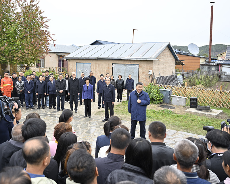 9月6日至8日，中共中央總書記、國家主席、中央軍委主席習(xí)近平在黑龍江考察。這是6日下午，習(xí)近平在大興安嶺地區(qū)漠河市北極村考察時(shí)，同當(dāng)?shù)厝罕娪H切交流。