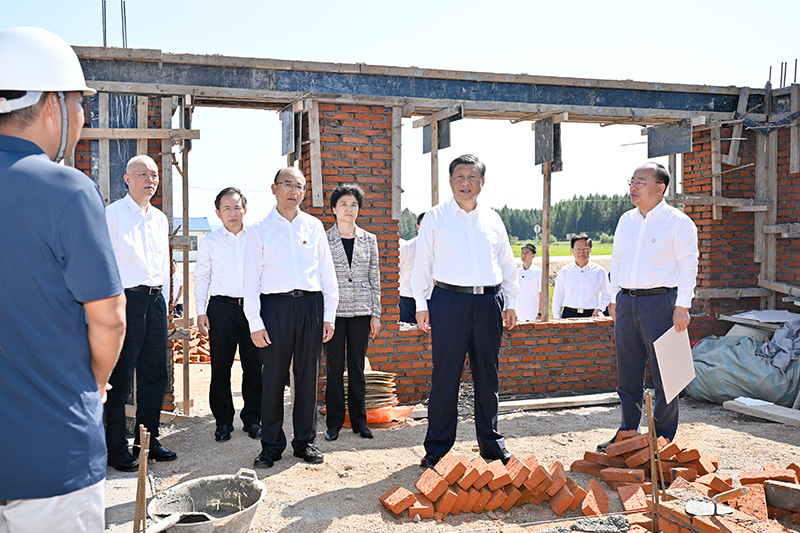 9月6日至8日，中共中央總書記、國家主席、中央軍委主席習(xí)近平在黑龍江考察。這是7日上午，習(xí)近平在遭受洪澇災(zāi)害的哈爾濱尚志市老街基鄉(xiāng)龍王廟村，察看水毀房屋重建情況。