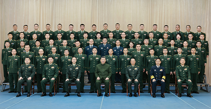 11月29日，中共中央總書記、國家主席、中央軍委主席習(xí)近平到武警海警總隊東海海區(qū)指揮部視察。這是習(xí)近平親切接見東海海區(qū)指揮部有關(guān)同志，同大家合影留念。
